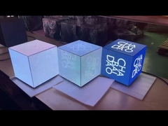 LED Reklam Panosunu gösteren 5 kenarlı küp ekran