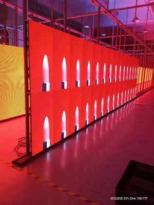 Yüksek Parlaklıkta Reklamcılık İçin P4 RGB Dış Mekan LED Ekranını Gösteren Video