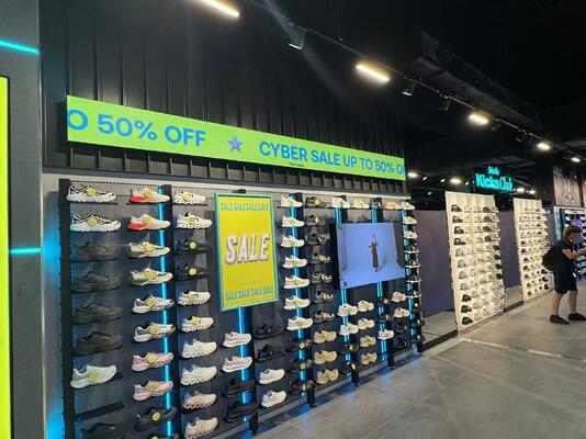 Özel Piksel Pitch LED Pencere Ekran İşaretleri Alüminyum Çerçeve Düzgün Tasarım Yüksek Parlaklık Dijital İşaret Çözümleri