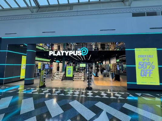 Özel Piksel Pitch LED Pencere Ekran İşaretleri Alüminyum Çerçeve Düzgün Tasarım Yüksek Parlaklık Dijital İşaret Çözümleri